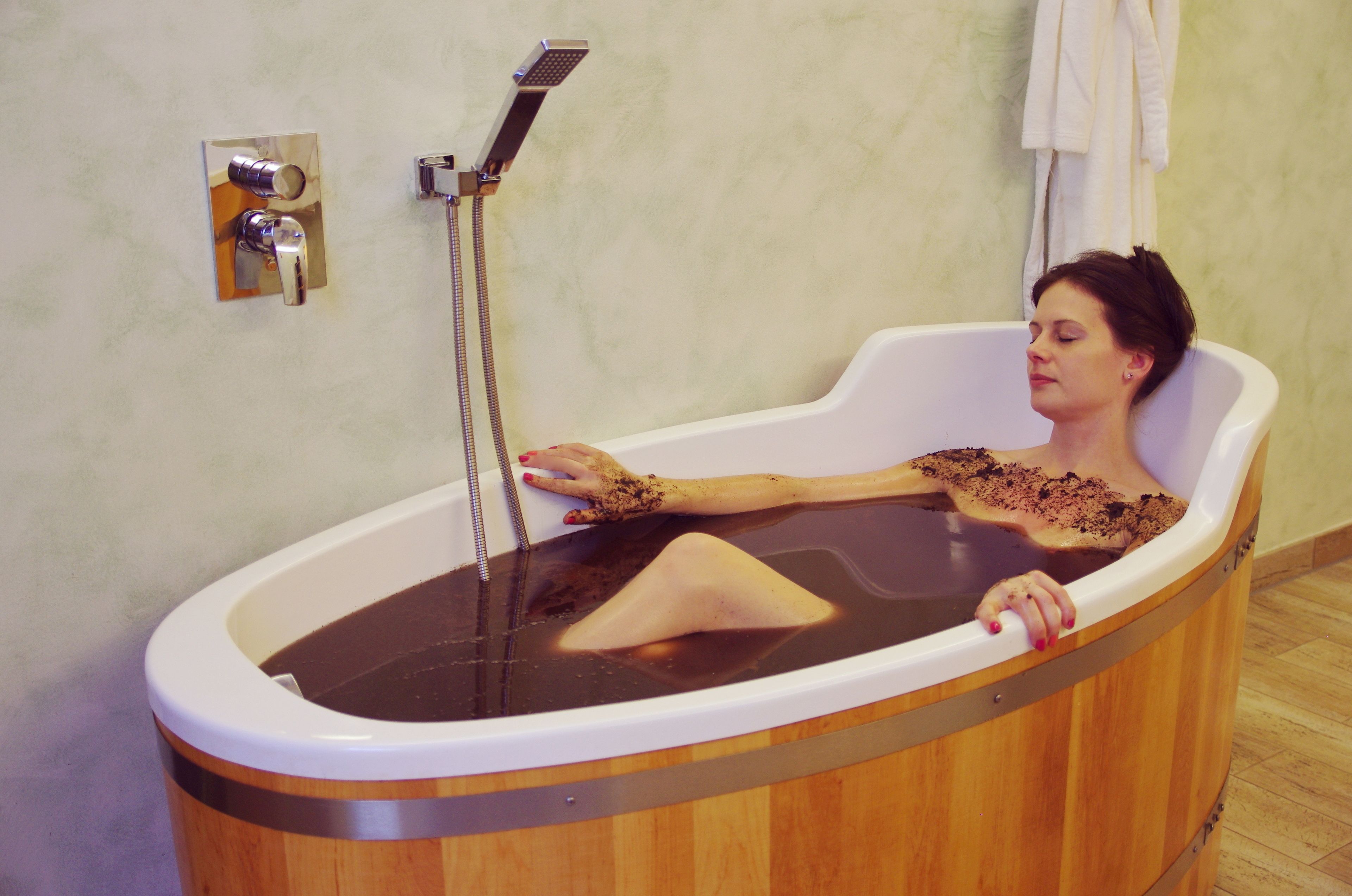 sauna, hot tub, body treatments, mud baths, aromatherapy