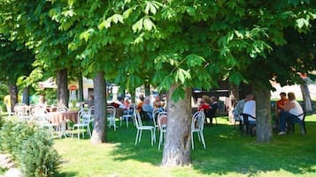 Se sirven almuerzos y cenas, restaurante con mesas al aire libre