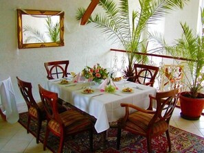 Mittagessen und Abendessen, Speisen im Freien 