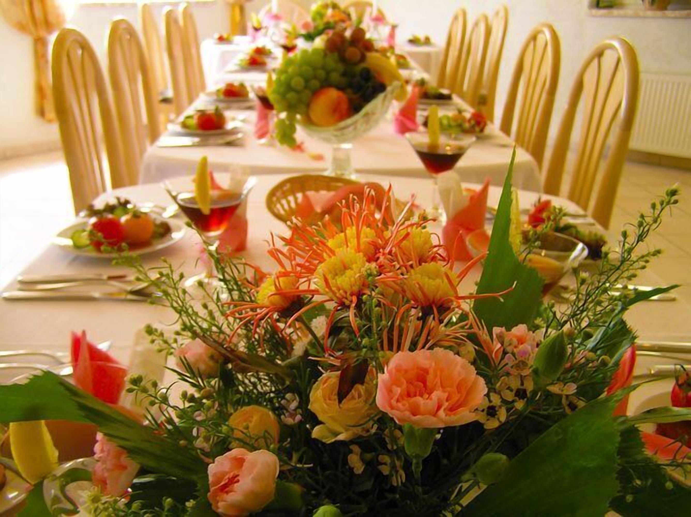 lunch and dinner served, al fresco dining