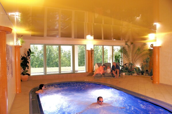 Indoor pool, sun loungers - Seeberg (Poustka)