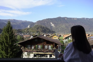 Classic-Doppel- oder -Zweibettzimmer, Balkon, Bergblick | Blick vom Balkon
