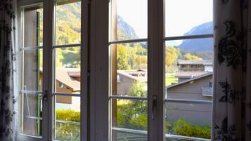 Classic-Dreibettzimmer, Mehrere Betten, Bergblick | Kostenloses WLAN, Bettwäsche
