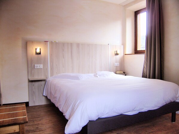 Basic Double Room (Basic) | Premium bedding, desk, blackout drapes, free WiFi - Auberge des Mésanges (Meisenthal)