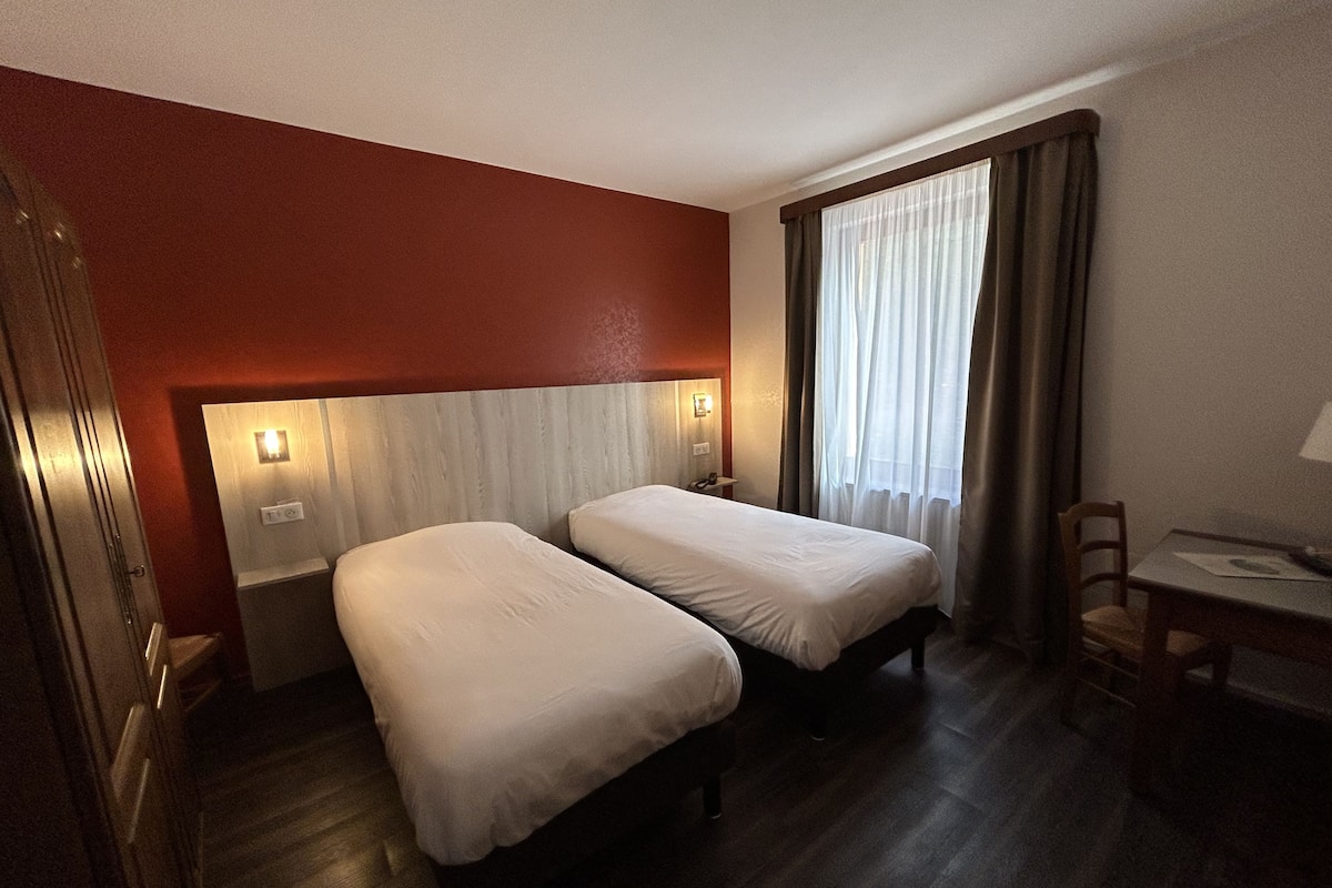 Ropa de cama de alta calidad, escritorio y cortinas blackout