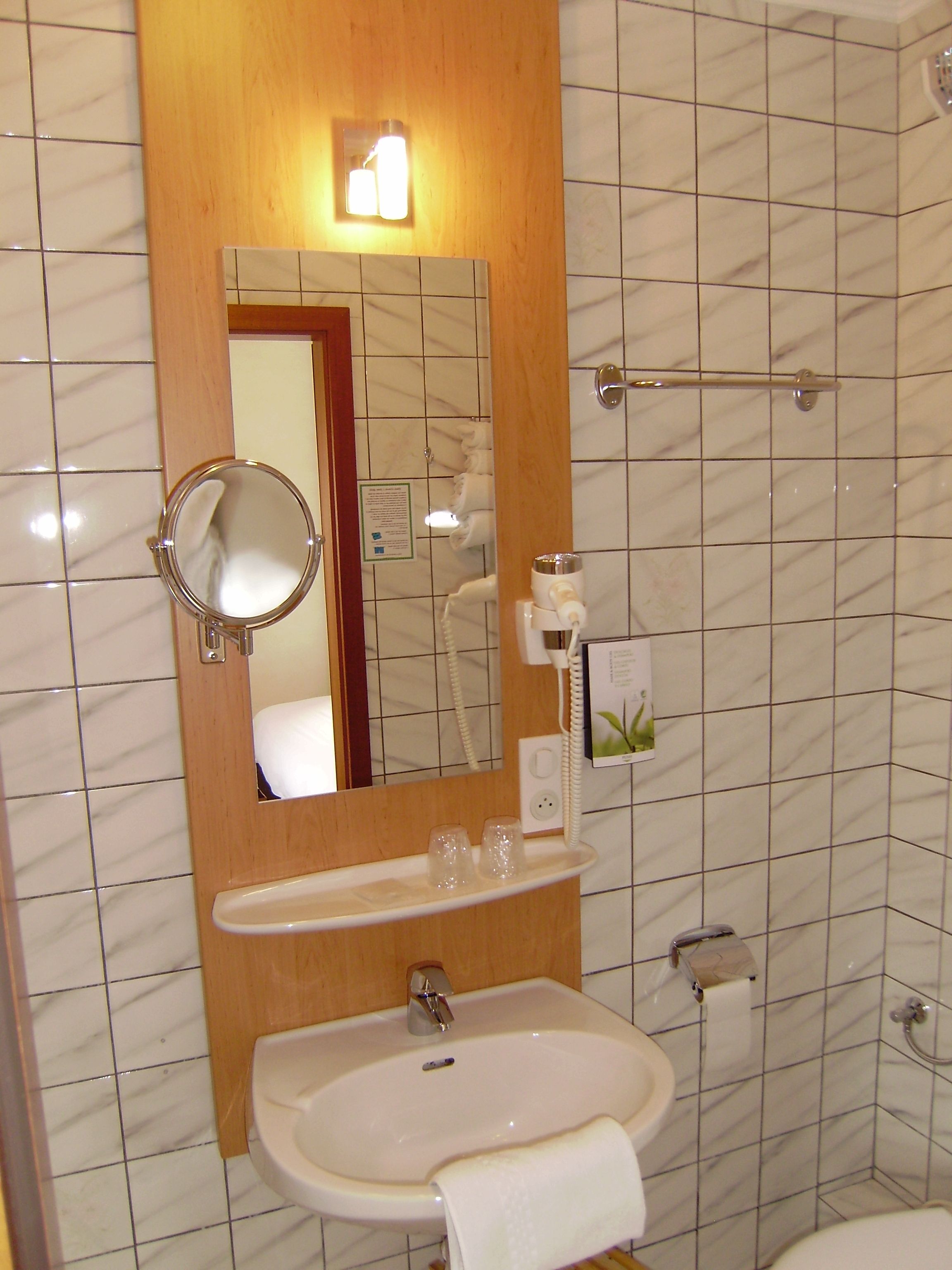 basic double room (basic) | bathroom amenities | shower, free toiletries, hair dryer, towels