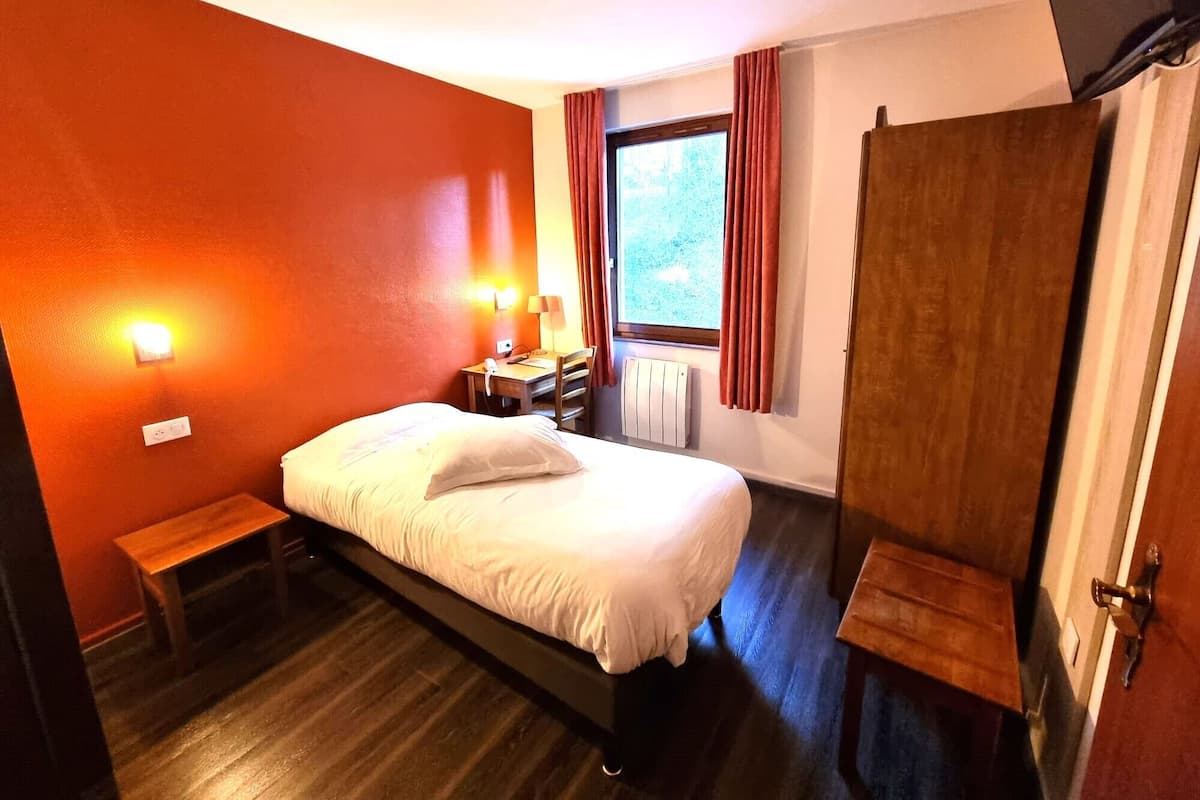 Ropa de cama de alta calidad, escritorio y cortinas blackout
