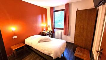 Economy eenpersoonskamer | Luxe beddengoed, een bureau, verduisterende gordijnen, gratis wifi