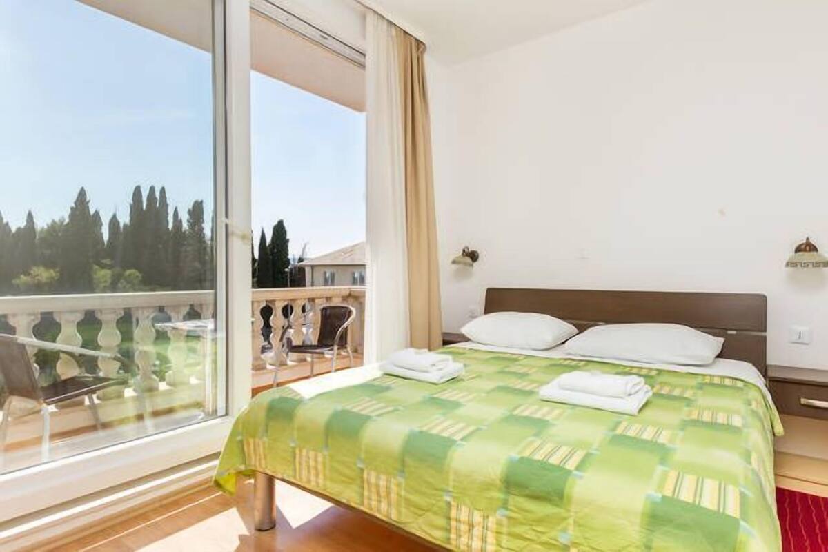 double room (with airport transfer) | desk, iron/ironing board, free cots/infant beds, rollaway beds