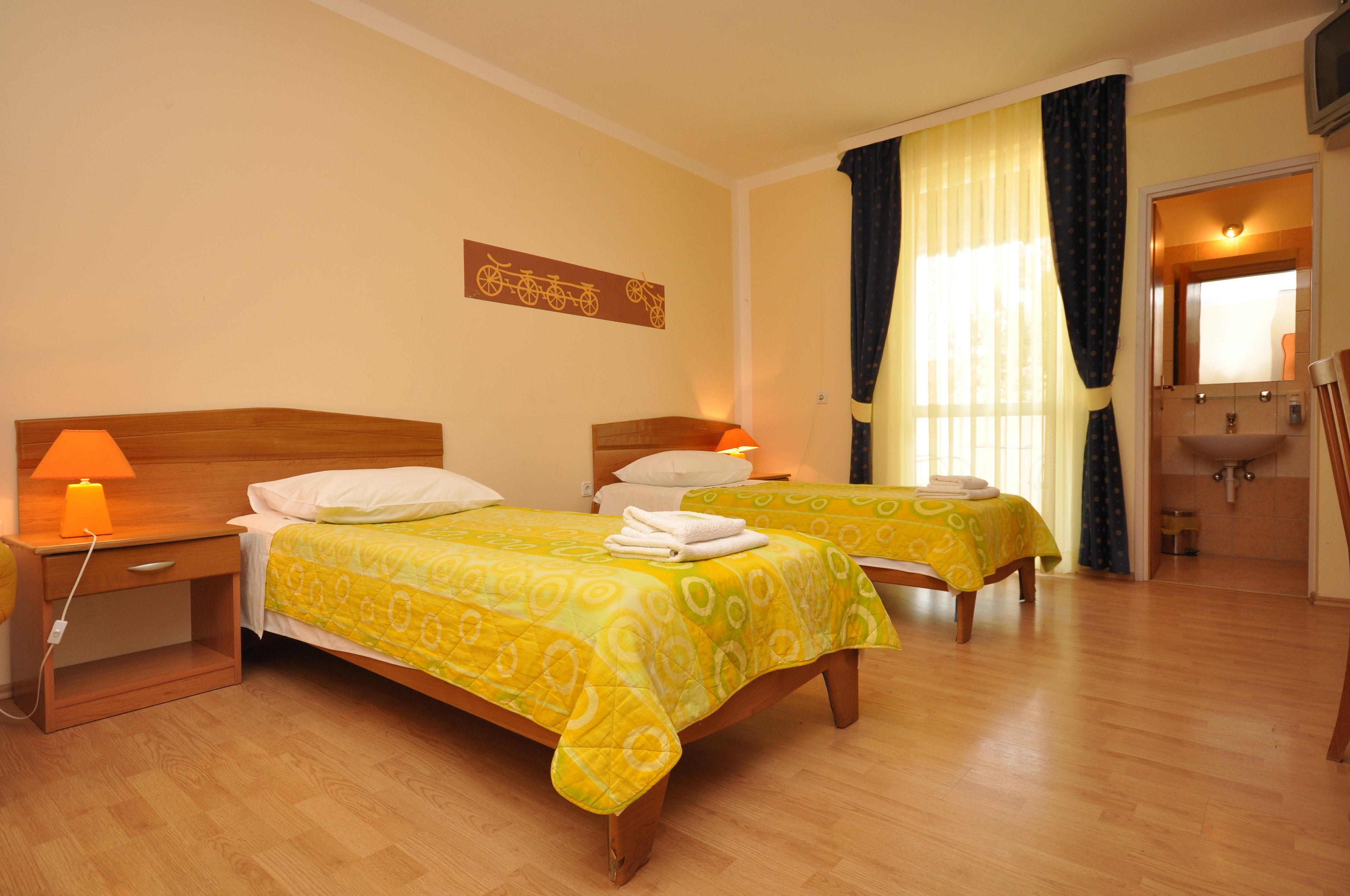 triple room | desk, iron/ironing board, free cots/infant beds, rollaway beds