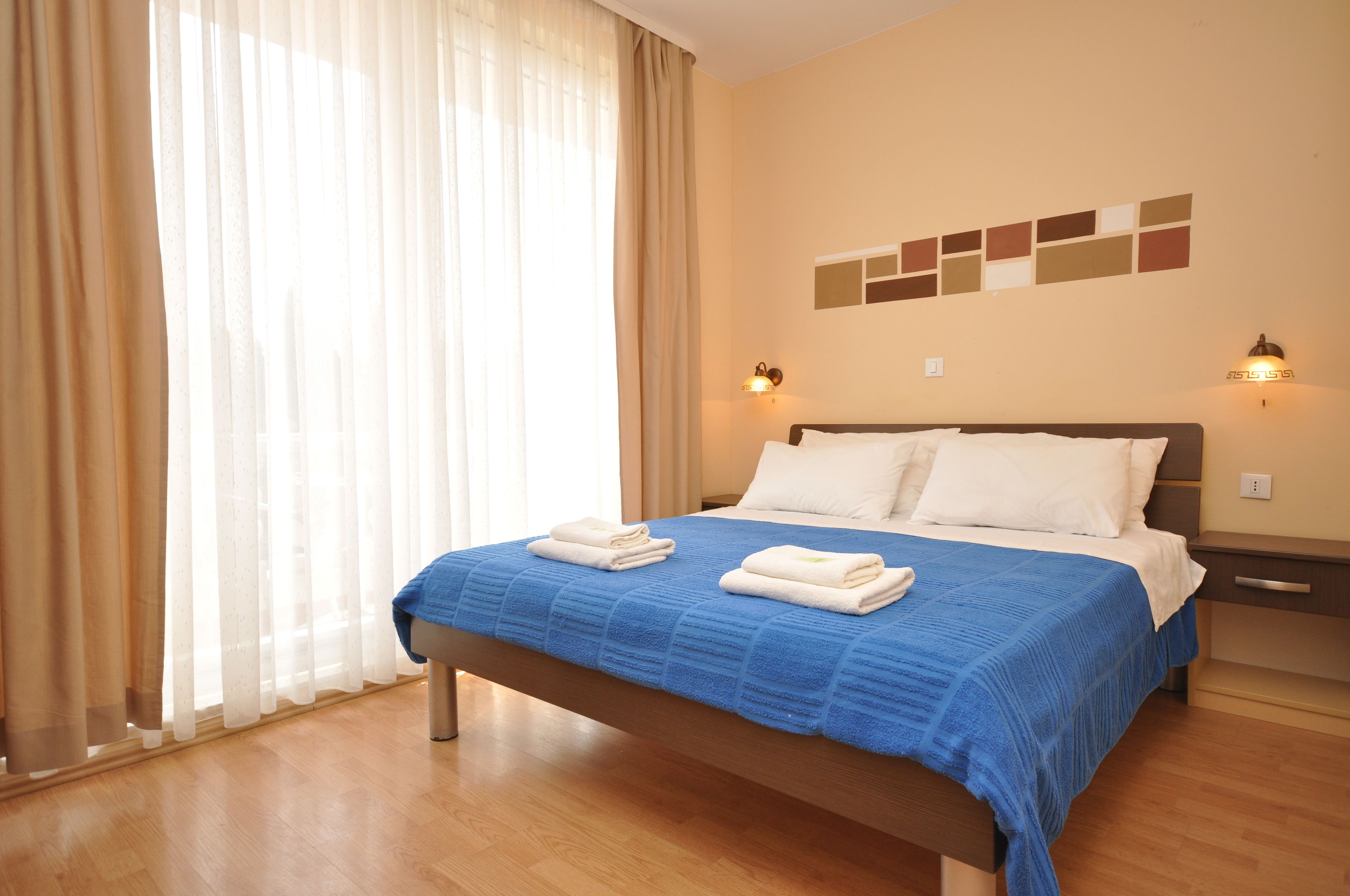 standard double room | desk, iron/ironing board, free cots/infant beds, rollaway beds