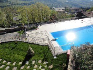 A swimming pool with a view of a mountainous landscape. - Agri Hotel da Marianna (Santa Domenica Vittoria)