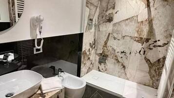 Een douche, een regendouche, gratis toiletartikelen, een haardroger