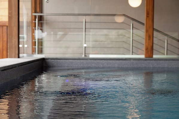 A swimming pool with a wooden floor and a glass railing. - Agri Hotel da Marianna (Santa Domenica Vittoria)