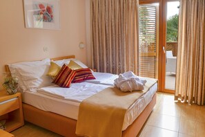 In-room safe, desk, soundproofing, iron/ironing board