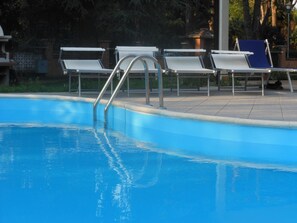Piscina stagionale all'aperto, lettini
