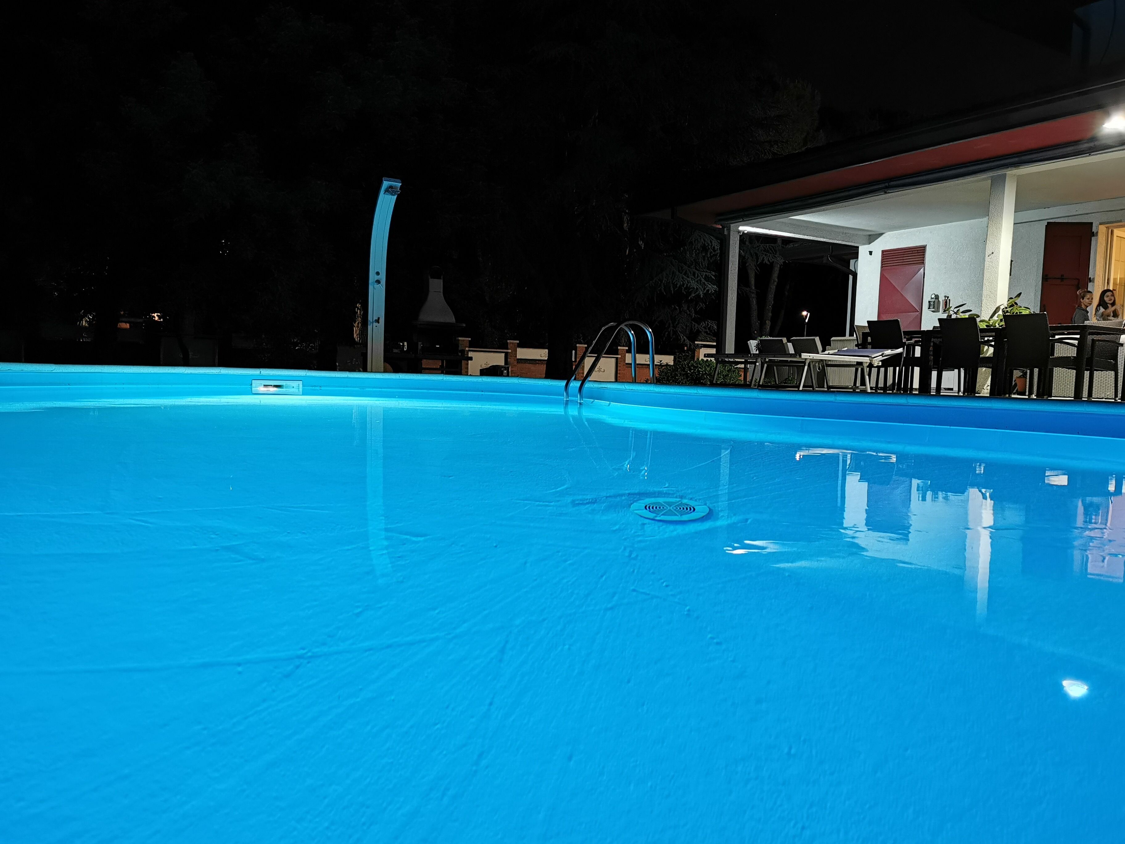 Außenpool (je nach Saison geöffnet), Liegestühle