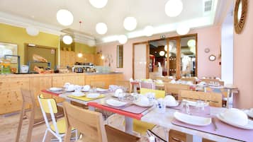 Desayuno buffet (EUR 10 por persona) 