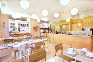 Daily buffet breakfast (EUR 12 per person) - Hotel Hermès (Marseille)
