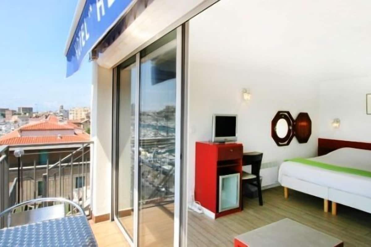 premium bedding, in-room safe, soundproofing, free wifi