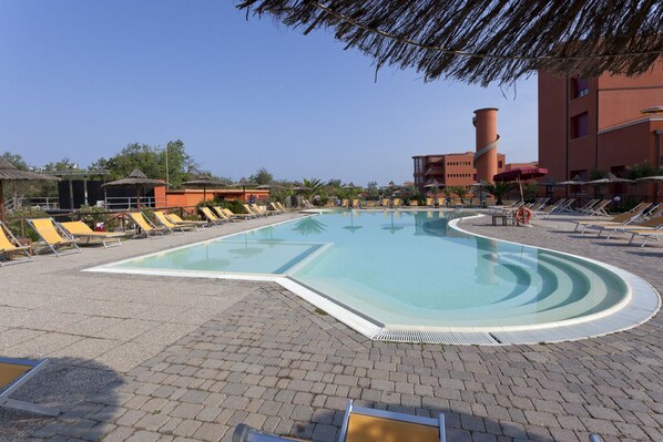 Outdoor pool, pool umbrellas, pool loungers - Toscana Sport Resort (Pisa)