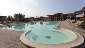 Outdoor pool, pool umbrellas, pool loungers - Toscana Sport Resort (Pisa)