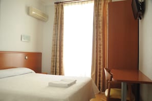 Habitación estándar doble, 1 cama de matrimonio (interior) | Caja fuerte, escritorio, cortinas opacas y wifi gratis
