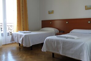 خزنة داخل الغرفة ومكتب وستائر تعتيم وواي فاي مجانًا