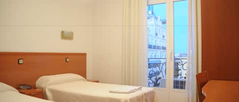 Habitación estándar con 2 camas individuales, 2 camas individuales (interior) | Caja fuerte, escritorio, cortinas opacas y wifi gratis