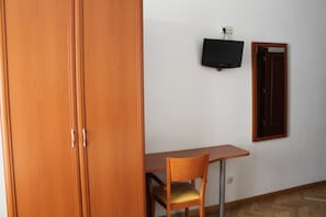 Camera singola (interior) | Una cassaforte in camera, una scrivania, tende oscuranti, Wi-Fi gratuito