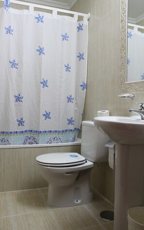 أحواض استحمام، مستلزمات مجانية للعناية الشخصية، مجففات شعر، مناشف