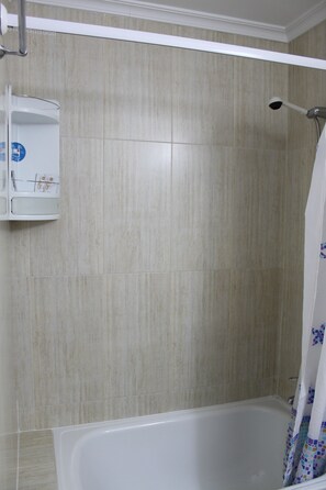 Bathtub, free toiletries, hair dryer, towels - Jerez (Madrid)