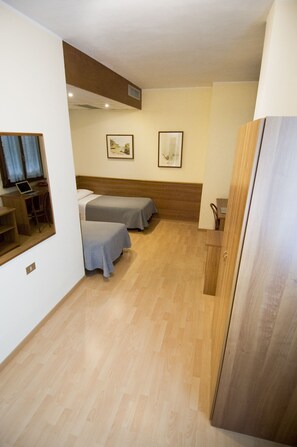 Quarto duplo | Frigobar, escrivaninha, Wi-Fi de cortesia, roupa de cama