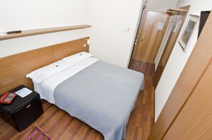 Quarto solteiro standard | Frigobar, escrivaninha, Wi-Fi de cortesia, roupa de cama