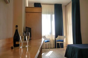 ห้องดับเบิลสำหรับพักเดี่ยว | ตู้นิรภัยในห้องพัก, โต๊ะทำงาน, ห้องเก็บเสียง, เตียงเสริม/เปล