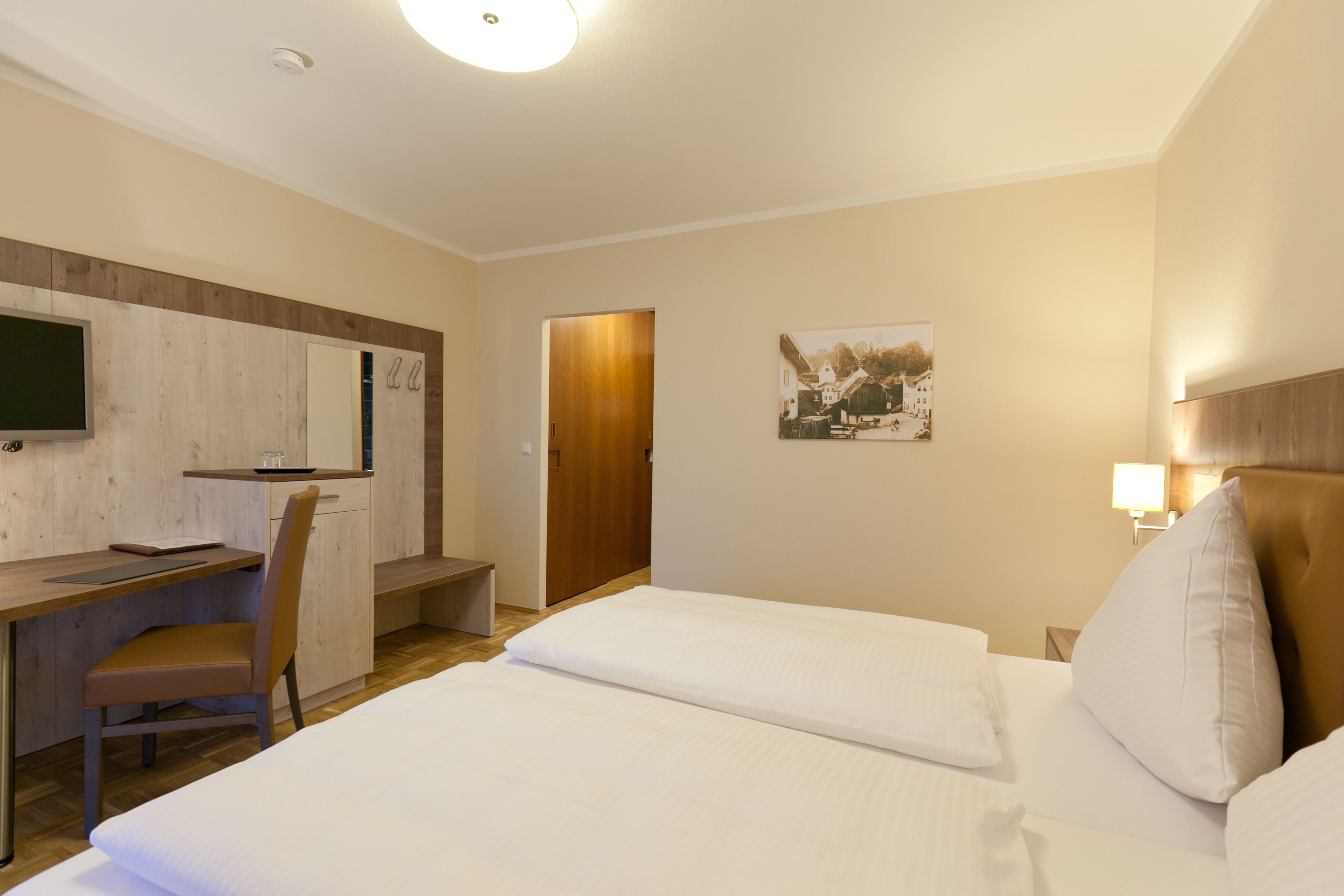 classic double room | 1 bedroom, in-room safe, desk, free wifi