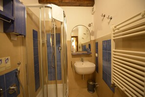 Habitación doble estándar, 1 cama Queen size | Baño | Regadera, secadora de cabello, toallas 
