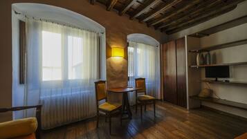 Escritorio, tabla de planchar con plancha y wifi gratis