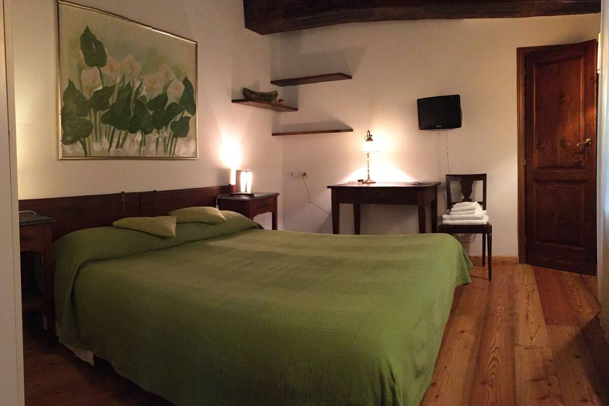 Standard Double Room, 1 Queen Bed | Desk, iron/ironing board (on request), WiFi (free)
