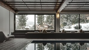 屋内プール、営業時間 7:30 ～ 20:00、サンラウンジャー