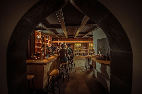 4 restaurants, lunch, dinner served; Italian cuisine