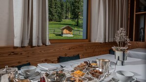 3 か所のレストラン : ランチ、ディナーに営業