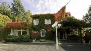 A house with ivy-covered walls and a gravel driveway. - Hotel La Culla del Lago (Castel Gandolfo)