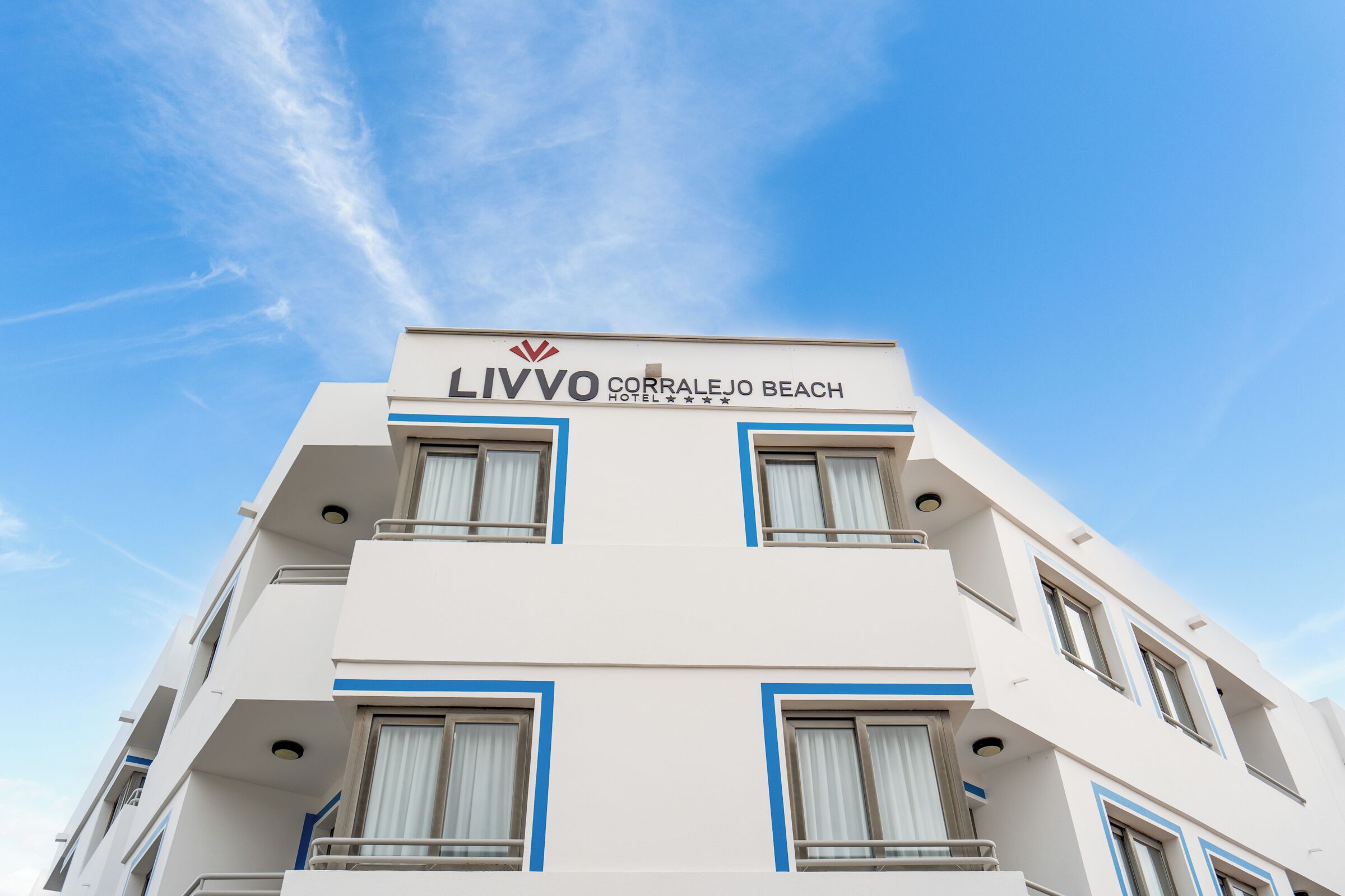 Un edifici d'hotel amb el nom LIVVO CORRALEJO BEACH HOTEL.