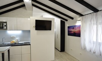 Escritorio, espacio para trabajar con laptop y cortinas blackout 