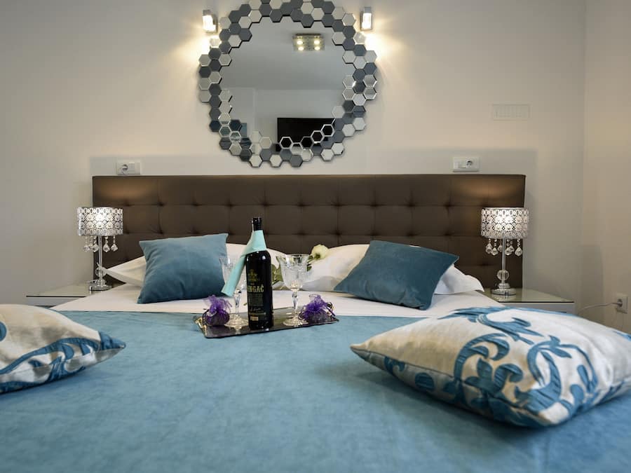 Habitació doble o amb dos llits individuals prèmium (Dvornikova street, Annex) | Escriptori, espai de treball apte per a portàtils i cortines opaques