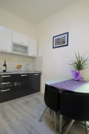Classic Apartment | Living area | 32-inch LCD TV with cable channels, TV - Kuzma Rooms (Split)
