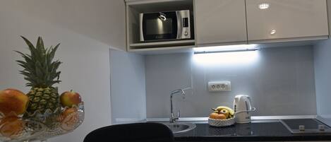 Estudio Deluxe | Cocina privada | Frigorífico y hervidor eléctrico