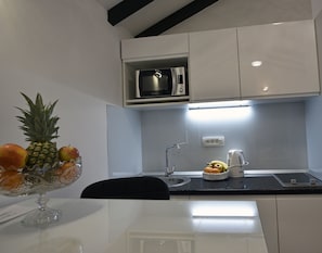 Studio – deluxe | Eget kjøkken | Kjøleskap og vannkoker