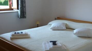 1 bedroom, Egyptian cotton sheets, premium bedding, down duvets
